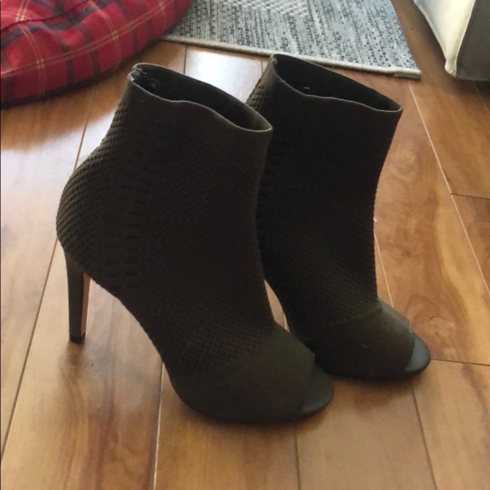 Black & Olive Heels - Price per pair: $16